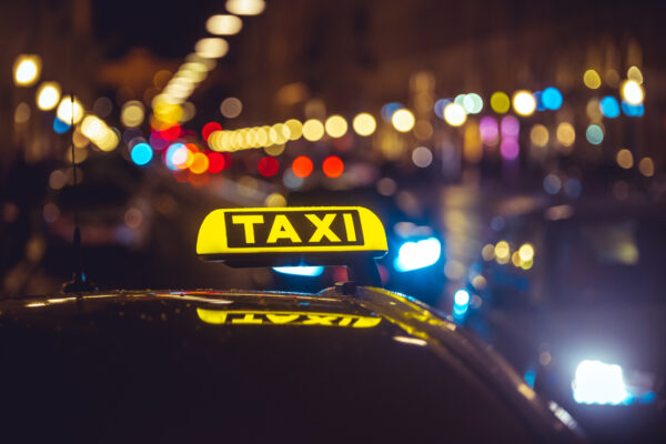 taxi de nuit avec lumiere